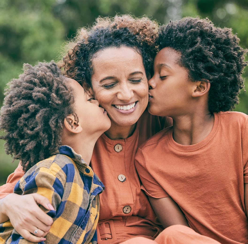 Família feliz no ambiente do condomínio